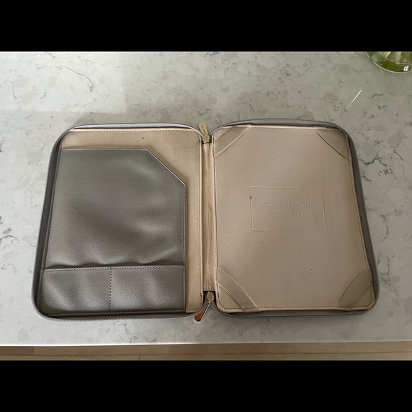 Michael Kors iPad/tablet case - Picture 4 of 6